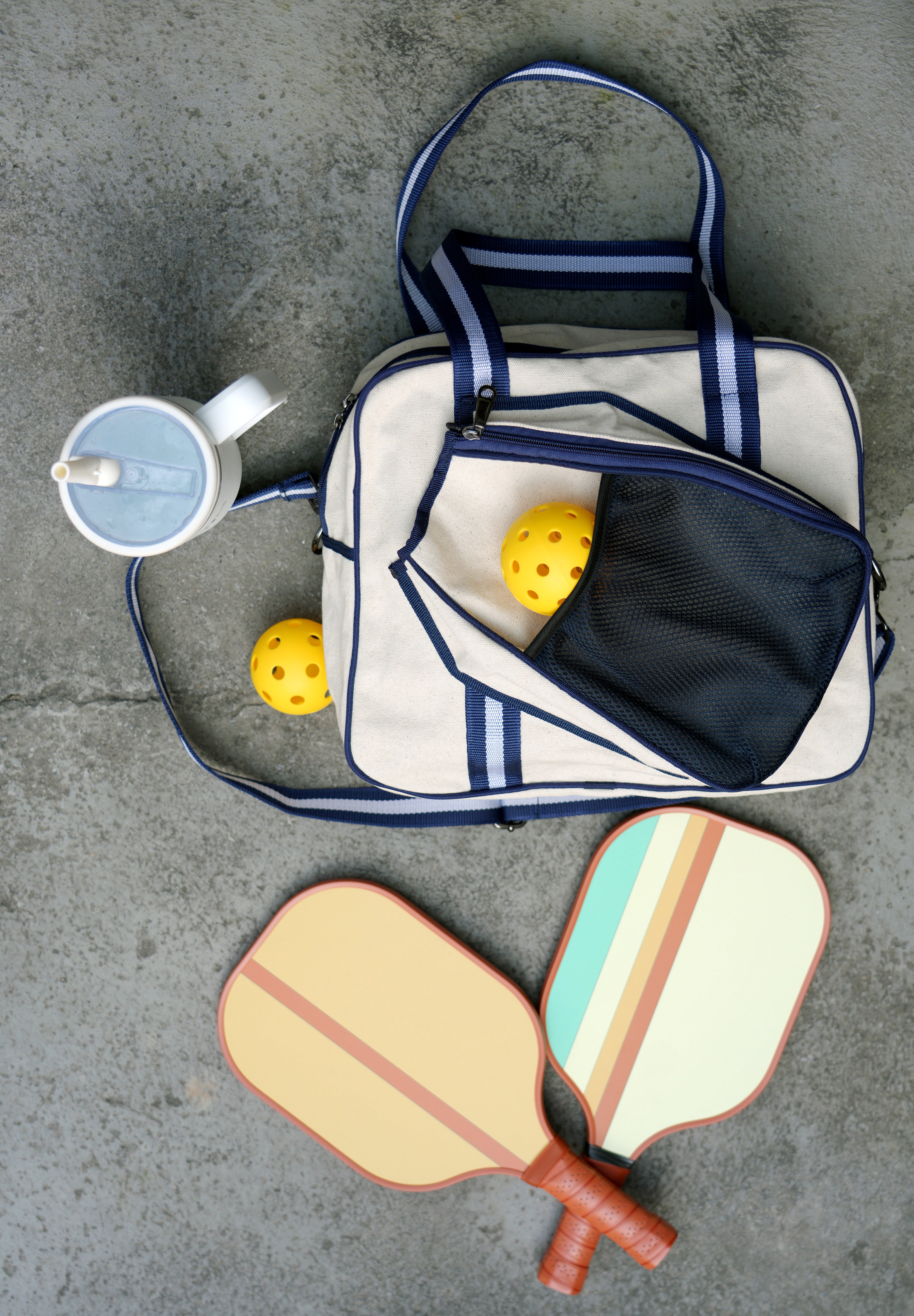 Pickleball bag with integrated paddle pocket