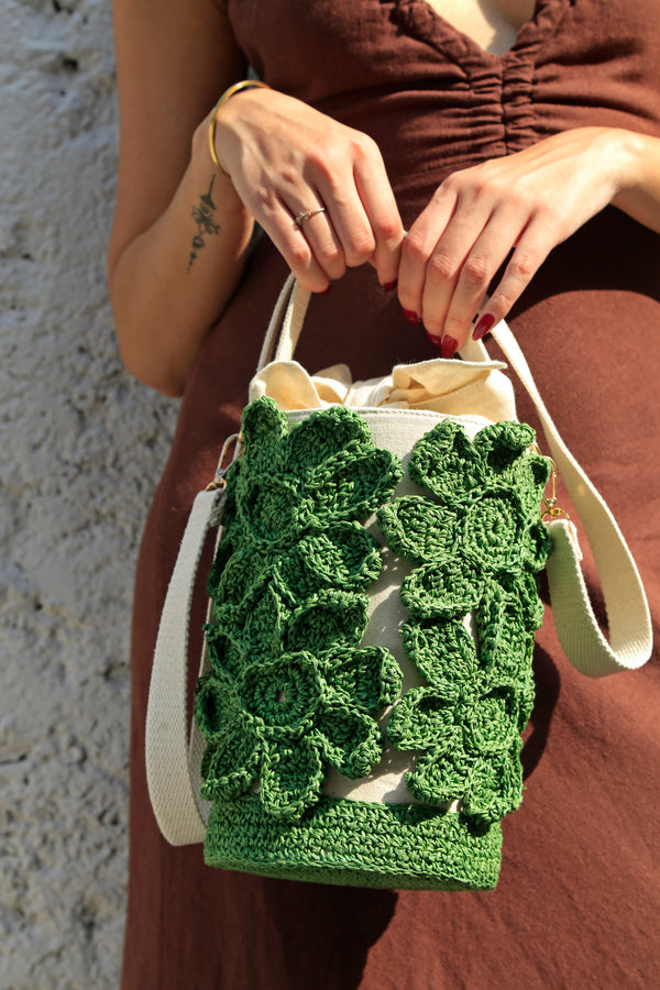 Bucket bag with Raffia crochet flowers